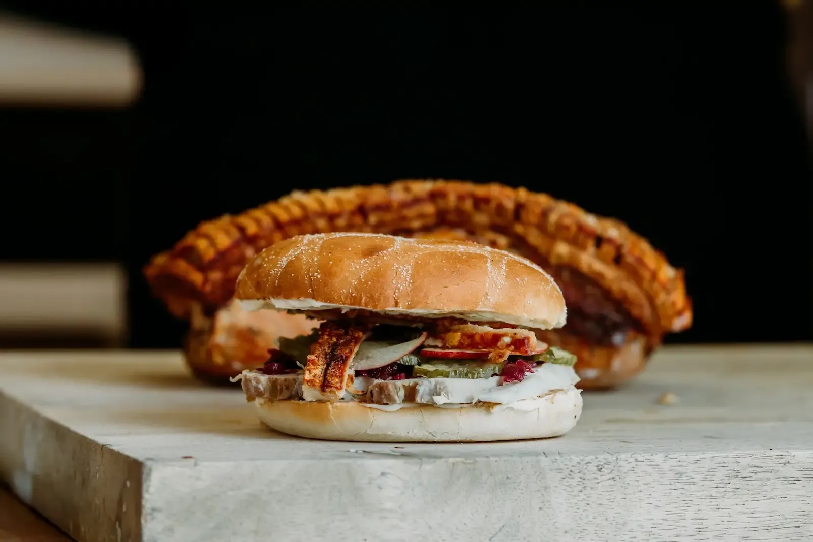 Flæskestegssandwich med sprød svær