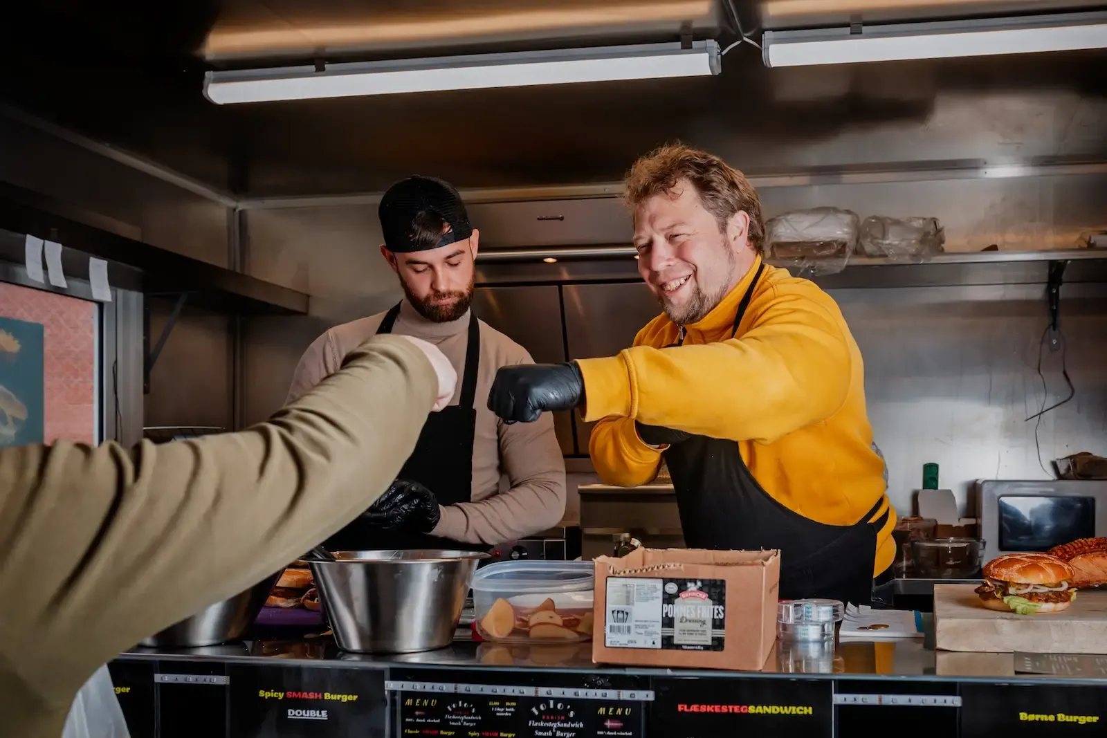 Teamet bag Toto's giver en kunde en fist bump fra vognen